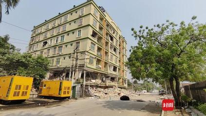 探訪曼德勒市4大坍塌點 大設備破拆廢墟找尋遇難者，幸存者現場8小時等哥哥遺體
